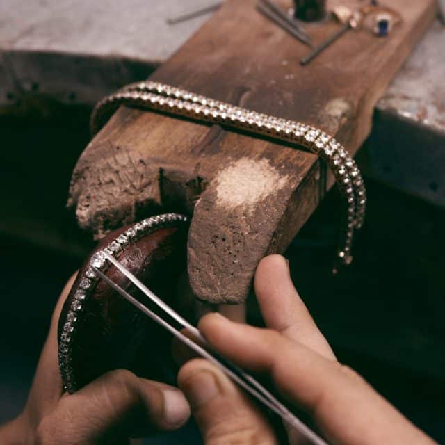 Atelier d’argentier : outils et bijou en cours de façonnage